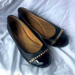 White Mountain “Mannequin” Black Patent Flats with Gold Chain Detail!